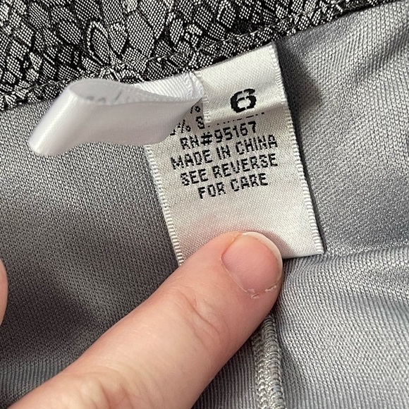 Le Helene snake reptile print gray black mini skirt - Picture 3 of 6